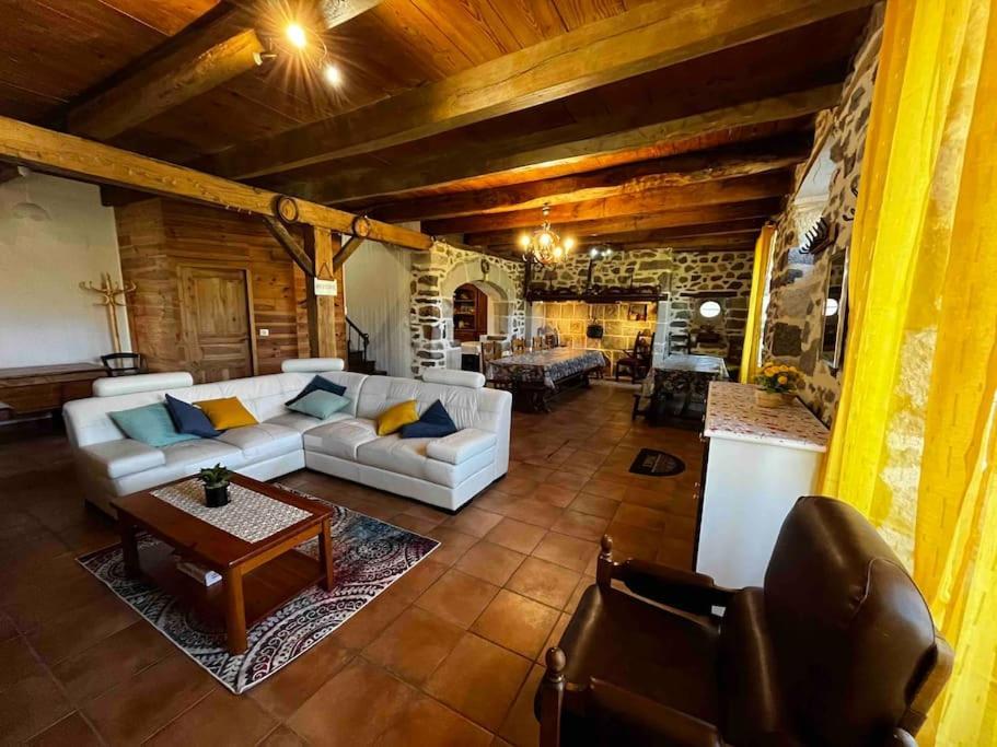 Gite A La Ferme Au Coeur De L'Auvergne Saint-Hippolyte  Zewnętrze zdjęcie