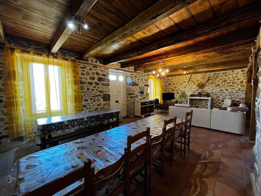 Gite A La Ferme Au Coeur De L'Auvergne Saint-Hippolyte  Zewnętrze zdjęcie
