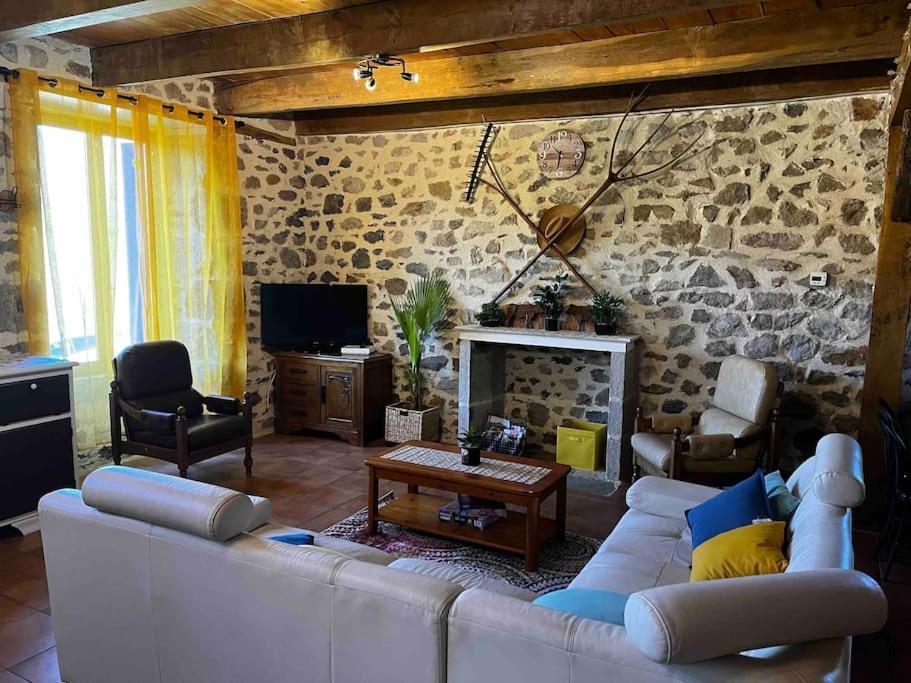 Gite A La Ferme Au Coeur De L'Auvergne Saint-Hippolyte  Zewnętrze zdjęcie