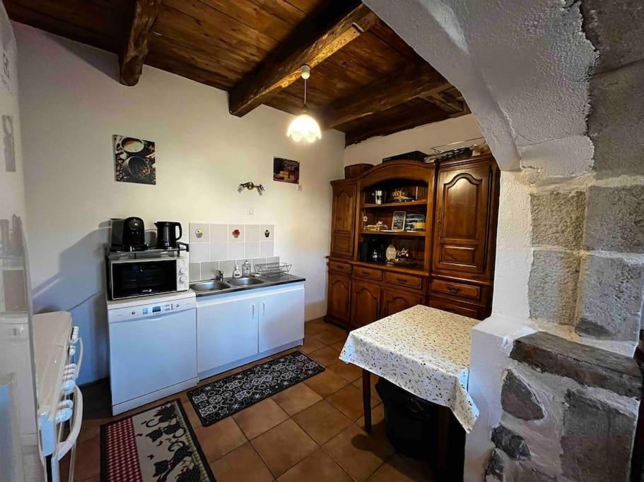 Gite A La Ferme Au Coeur De L'Auvergne Saint-Hippolyte  Zewnętrze zdjęcie