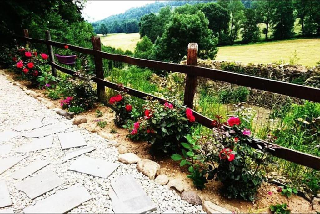Gite A La Ferme Au Coeur De L'Auvergne Saint-Hippolyte  Zewnętrze zdjęcie