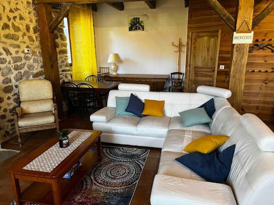 Gite A La Ferme Au Coeur De L'Auvergne Saint-Hippolyte  Zewnętrze zdjęcie