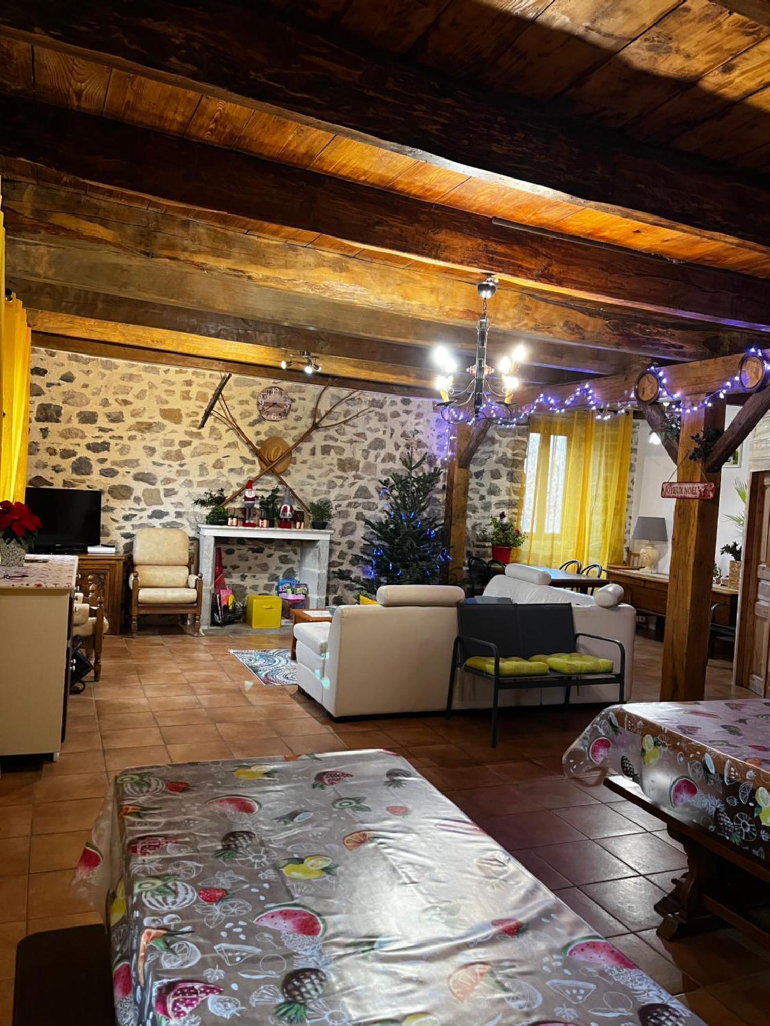 Gite A La Ferme Au Coeur De L'Auvergne Saint-Hippolyte  Zewnętrze zdjęcie